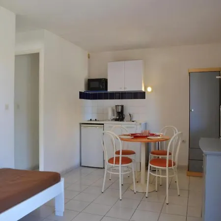 Eden Roc 5 Apartment
